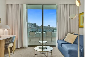 TV - Junior Suite in Fontainebleau Miami Beach (Miami Beach)