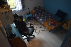 Tabla de planchar con plancha, wifi, ropa de cama