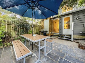 Outdoor dining - 5 Min to Beach — King Beds (Mount Pleasant)