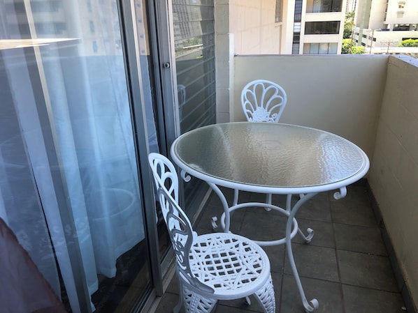 Outdoor dining - ~Waikiki~ LOWEST RATES IN AREA ~ 2 Bedroom ~ Fully Furn ~ Blocks to Beach ~ (Honolulu)