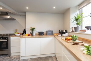 Fridge, microwave, oven, dishwasher - Round House Cottage cleverly combines modern styling with original features (Castle Cary)