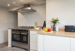 Fridge, microwave, oven, dishwasher - Round House Cottage cleverly combines modern styling with original features (Castle Cary)