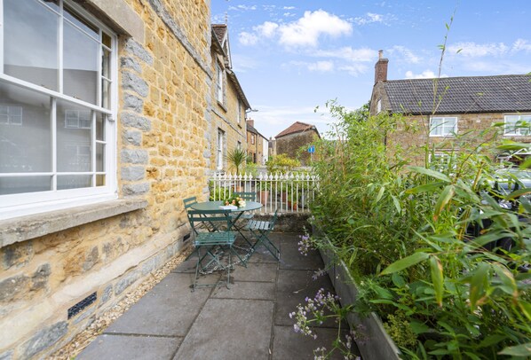 Outdoor dining - Round House Cottage cleverly combines modern styling with original features (Castle Cary)