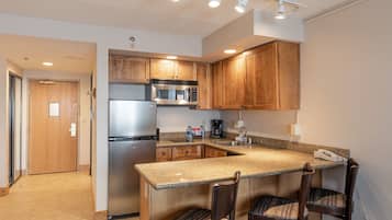 Fridge, microwave, dishwasher, coffee/tea maker