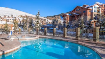 Alberca techada y alberca al aire libre