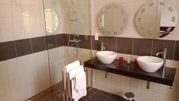 Chambre Double, salle de bains attenante, vue parc (chambre Savennières ) | Salle de bain | Serviettes fournies