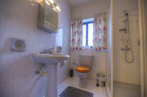 Badewanne, Haartrockner, Handtücher