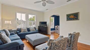 TV connectée, lecteur de DVD, livres