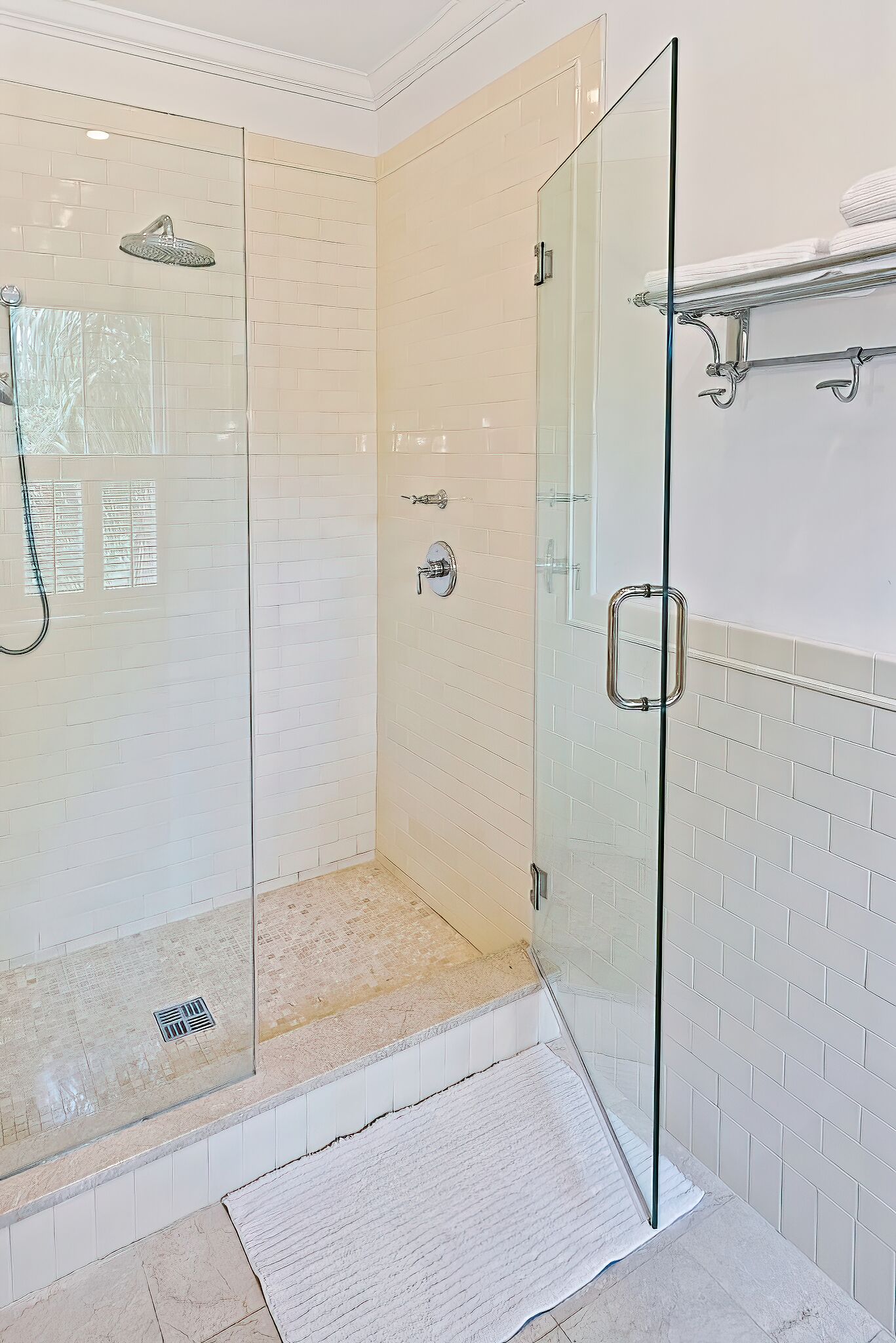 Ensemble baignoire-douche, séchoir à cheveux, serviettes fournies, savon