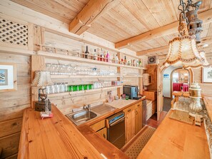 Fridge, microwave, oven, stovetop - Holiday home near ski lift (Kirchberg in Tirol)