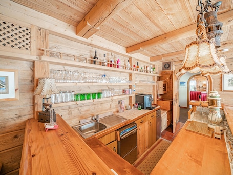 Fridge, microwave, oven, stovetop. Holiday home near ski lift