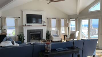 Televisión, chimenea, libros y impresora