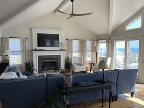 Fernseher, Kamin, Bücher, Drucker