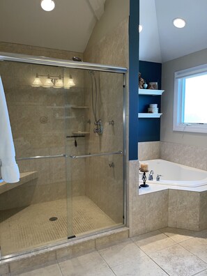 Badekar, boblebad, hårføner og såpe