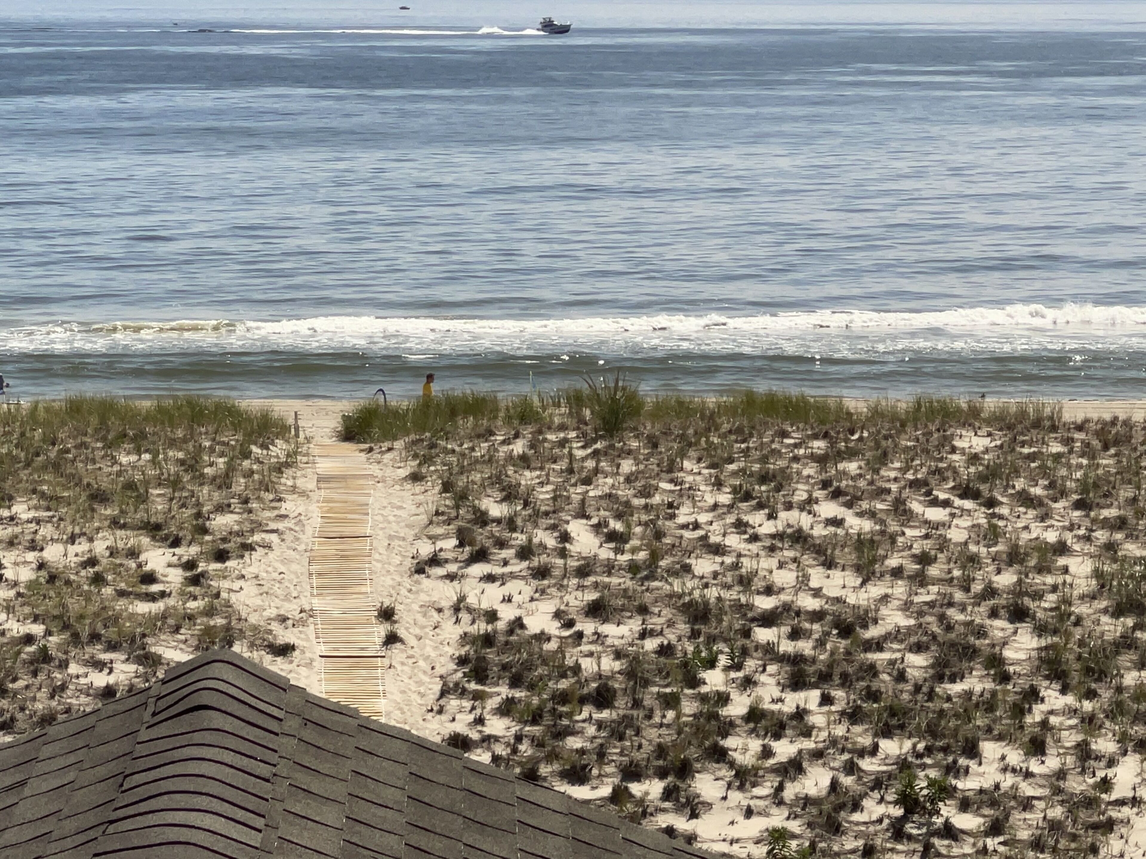 En la playa y camastros 