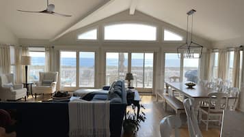 Televisión, chimenea, libros y impresora