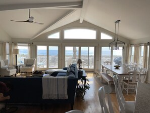 Fernseher, Kamin, Bücher, Drucker