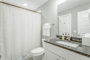 Badewanne, Haartrockner, Handtücher