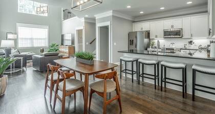The Place | Lux 3 Bedroom 3 Bathroom | Close to DT