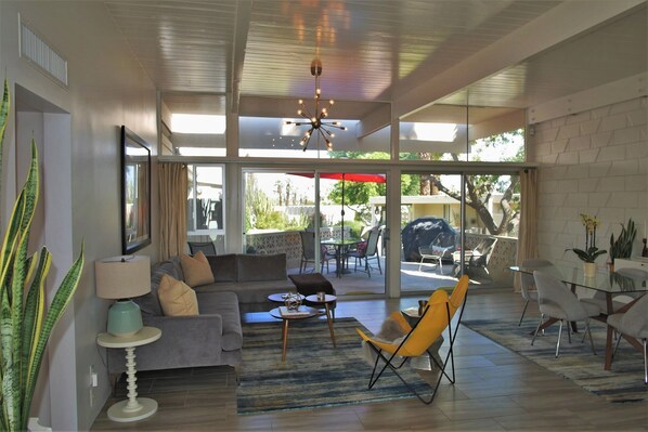 Smart TV, video games, books - Your desert oasis awaits you! (Palm Desert)