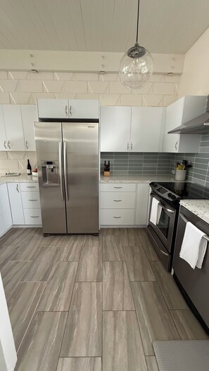 冷蔵庫、電子レンジ、オーブン、コンロ