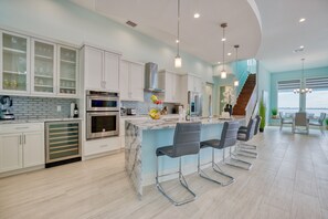 冰箱、微波炉、烤箱、炉灶