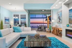 TV, offices - Intervillas Florida - Villa Hemingway by the Beach (Cape Coral)
