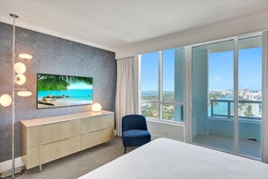 1 bedroom, desk, iron/ironing board, free WiFi - Premium Ocean One Bedroom Suite in Fontainebleau (Miami Beach)