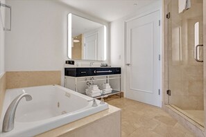 Badewanne, Whirlpool, Haartrockner, Bidet