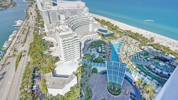 Un hôtel de grande hauteur doté d’une cour intérieure, d’une plage et d’un port de plaisance.