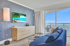 TV - Premium Ocean One Bedroom Suite in Fontainebleau (Miami Beach)