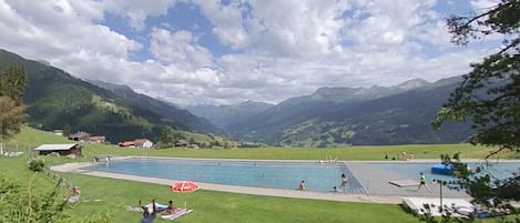 Alberca techada y alberca al aire libre