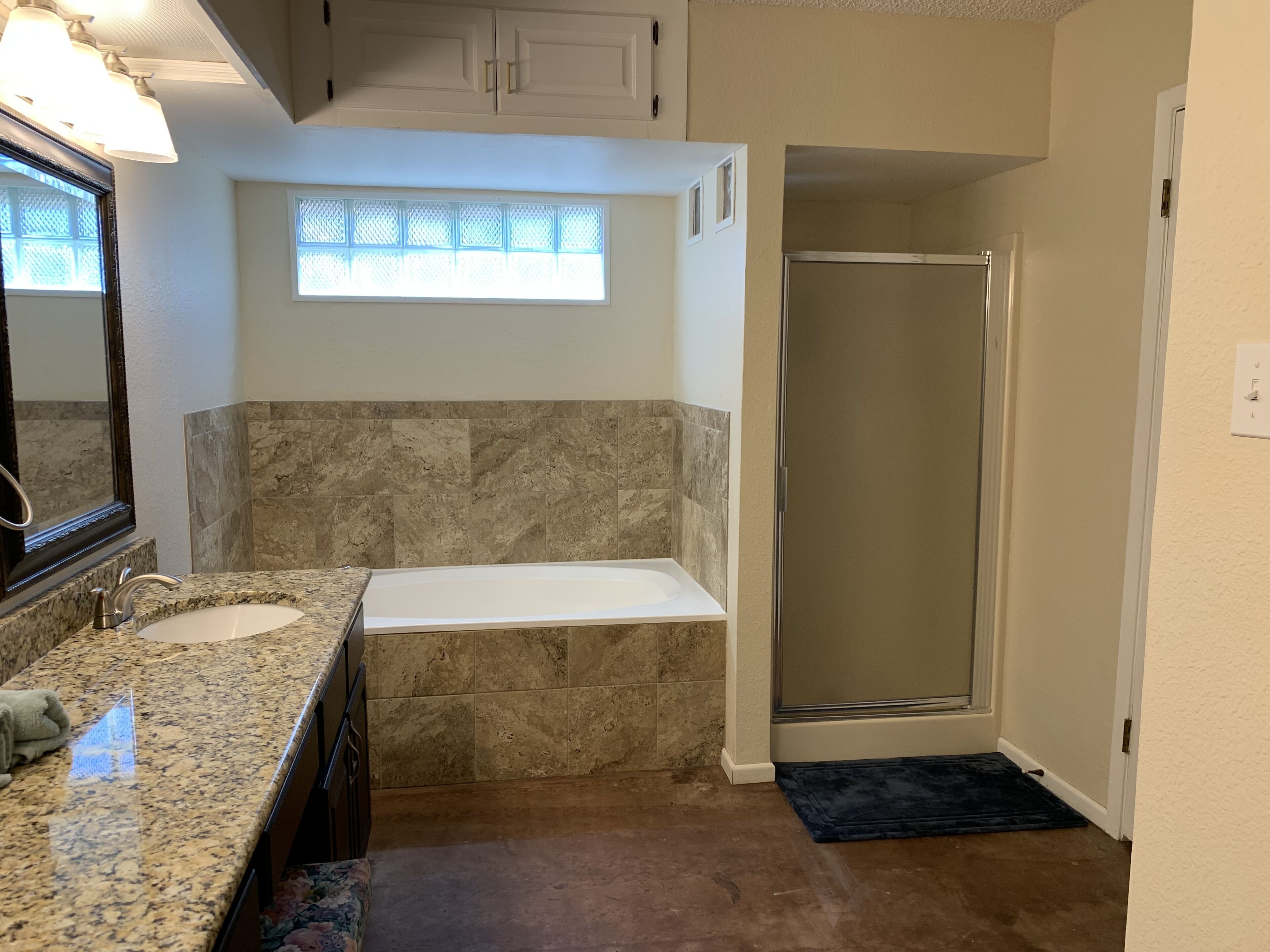 Combined shower/bathtub, towels, shampoo, toilet paper