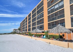 Un hotel con varias plantas, ventanas amplias y ubicación frente a la playa.