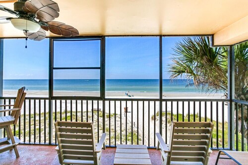 Luxury Beachfront Corner Condo 3 BR 2 BA with a Pool - It’s 5 o’clock somewhere!