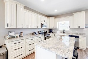 Kylskåp, mikrovågsugn, ugn och spishäll