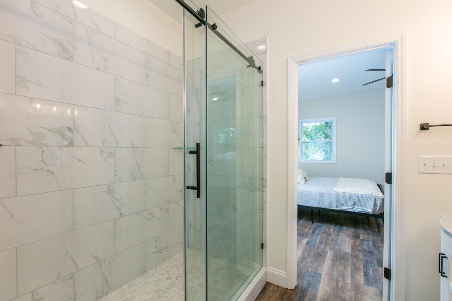 Combined shower/tub, hair dryer, bidet, towels