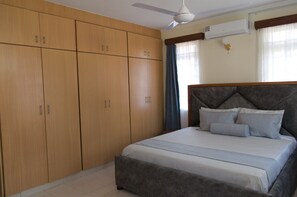 4 chambres, fer et planche à repasser, Wi-Fi, draps fournis