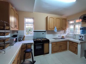 冰箱、微波炉、烤箱、炉灶