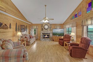 Televisión y chimenea