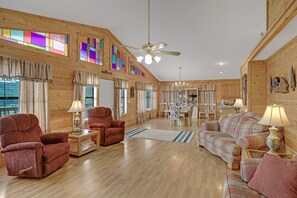 Televisión y chimenea