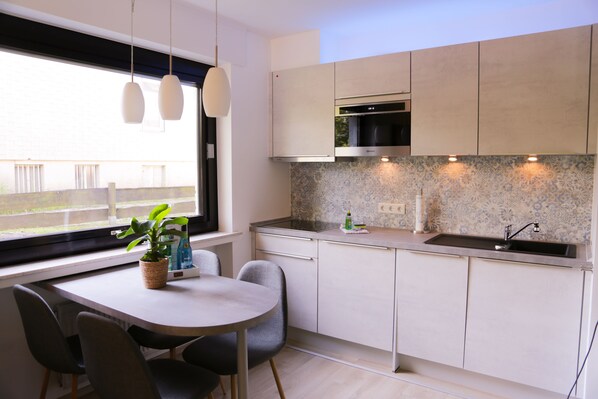 KĂŒhlschrank, Mikrowelle, Herdplatte, GeschirrspĂŒler