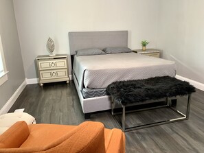 3 bedrooms, desk, soundproofing, free WiFi - Texas Hold-em Duplex- 3BR Free Parking (Niagara Falls)