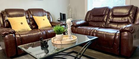 Klassiek huis | Woonruimte | Een 55-inch smart-tv met kabelzenders en televisie