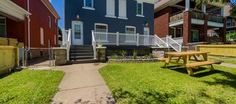 Texas Hold-em Duplex- 3BR Free Parking