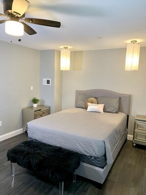 3 bedrooms, desk, soundproofing, free WiFi - Texas Hold-em Duplex- 3BR Free Parking (Niagara Falls)