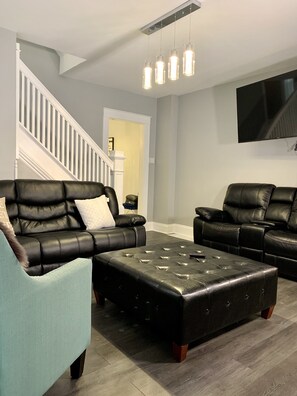 Living area - Texas Hold-em Duplex- 3BR Free Parking (Niagara Falls)