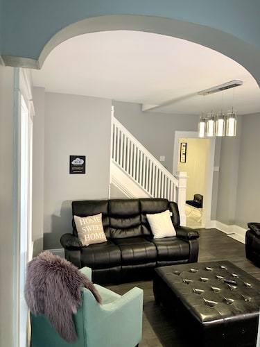 Texas Hold-em Duplex- 3BR Free Parking