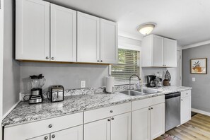 Kylskåp, mikrovågsugn, ugn och spishäll