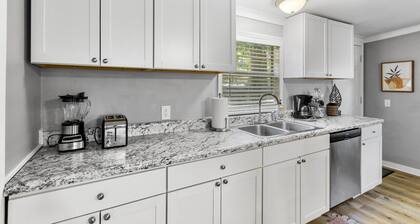 Cozy two bedroom duplex, free parking onsite, close to shopping